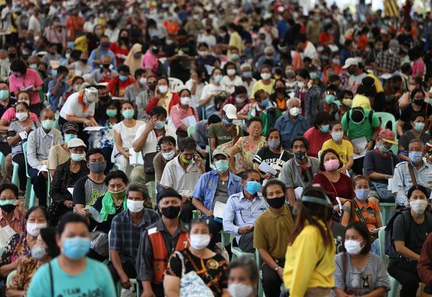 La gente espera para presentar un registro de apelación después de no recibir el folleto mensual de ayuda en efectivo del gobierno para los afectados por el bloqueo del coronavirus, dentro del Departamento de Relaciones Públicas en Bangkok, Tailandia, el 7 de mayo de 2020.EFE