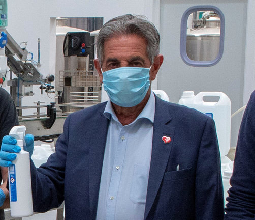El presidente Miguel Ángel Revilla con su mascarilla quirúrgica durante su visita a la empresa Siderit.