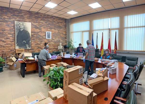 Un momento de la preparación de los lotes de material didáctico para los escolares empadronados en el municipio. / ALERTA