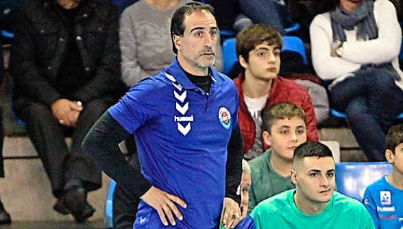 Rodrigo Reñones, en uno de sus últimos partidos como entrenador del Sinfín. / ALERTA