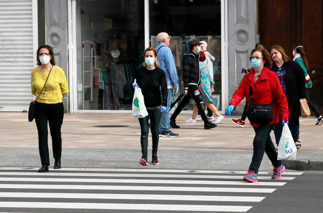 Varias personas cruzan un paso de cebra en Santander en el día de ayer. / J. Ramón