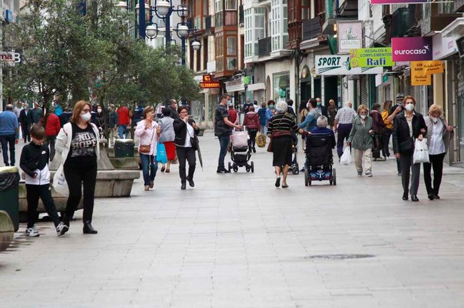 La gente transita por la calle Burgos de Santander en el día de hoy. / J. Ramón