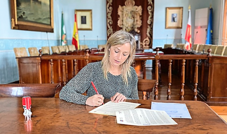 La alcaldesa de Castro Urdiales, Susana Herrán, durante la firma del convenio. / ALERTA