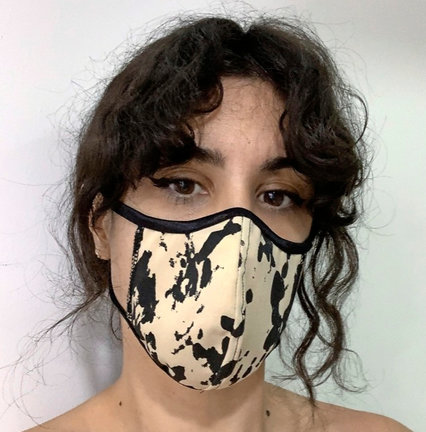 La cántabra Sabrina Lázaro, diseñadora de moda, estilista, con una de sus máscaras que fabrica con sus propias manos. / @sabrinalazaro
