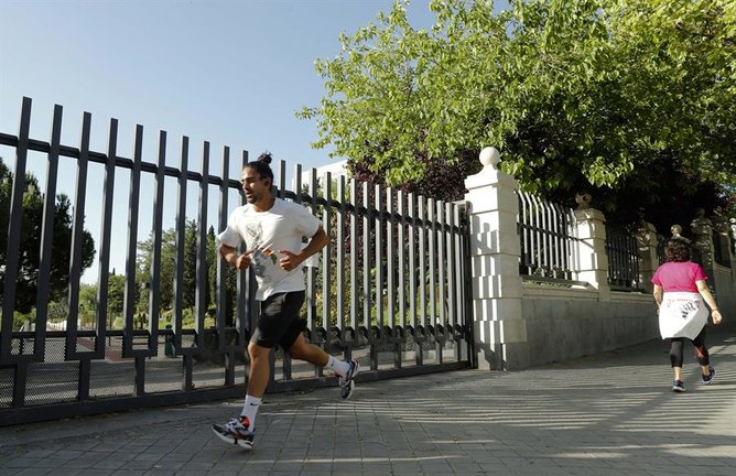 Varias personas practican deporte alrededor del Parque Santander de Madrid este viernes. Aunque los pequeños parques de Madrid pueden abrir sus puertas desde hoy, los grandes pulmones como El Retiro permanecerán aún cerrados. EFE/ Ballesteros