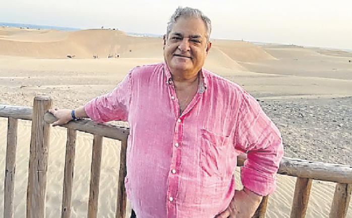Manolo Saiz, en las dunas de Maspalomas.