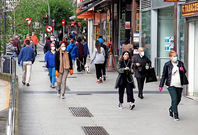 Varias personas, algunas con mascarilla pasean en la tarde de ayer por las calles de Santander. / J. Ramón