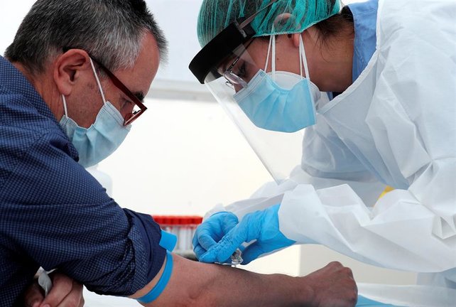 Una enfermera realiza una extracción de sangre para realizar la prueba de anticuerpos con el fin de identificar si una persona presenta dos tipos de anticuerpos.