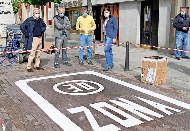 Las autoridades visitan la zona donde se ha pintado una de las señalizaciones en Santander. / ALERTA