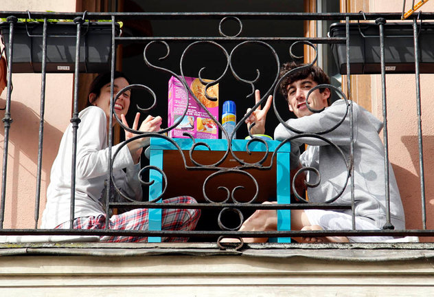 Dos personas desayunan en el balcón de su casa durante la cuarentena. / J. Ramón