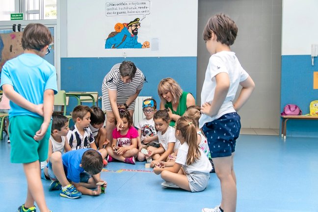 Un grupo de niños junto a la alcaldesa de Polanco en una edición anterior del campamento de verano. / Alerta