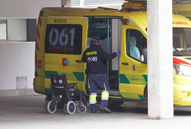 Un sanitario prepara la Ambulancia para el transporte de los pacientes. / J. Ramón