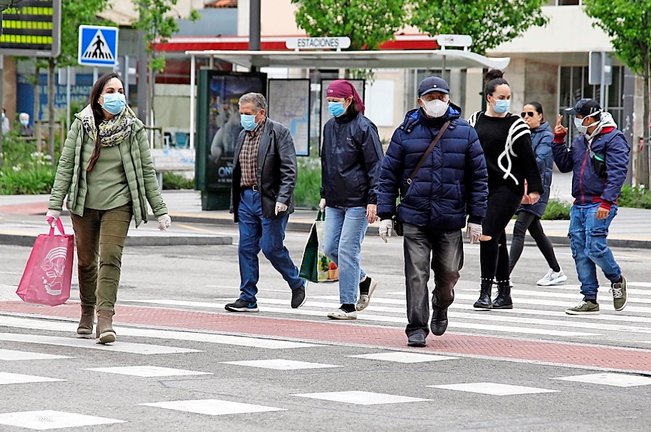 Varias personas con mascarilla cruzan un paso de peatones en la ciudad de Santander, Cantabria. / J. Ramón