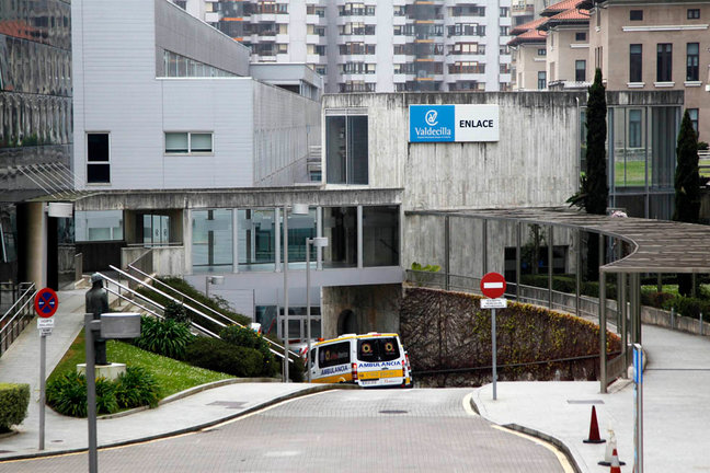 Una ambulancia de Ambuibérica llega al Hospital Marqués de Valdecilla. / J. Ramón