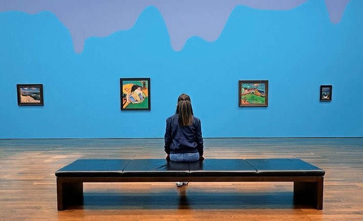 Una mujer contempla unas obras pertenecientes a la exposición ‘Die Bilder der Brueder’ en el Museo de arte moderno en Baden-Baden (Alemania). / EFE