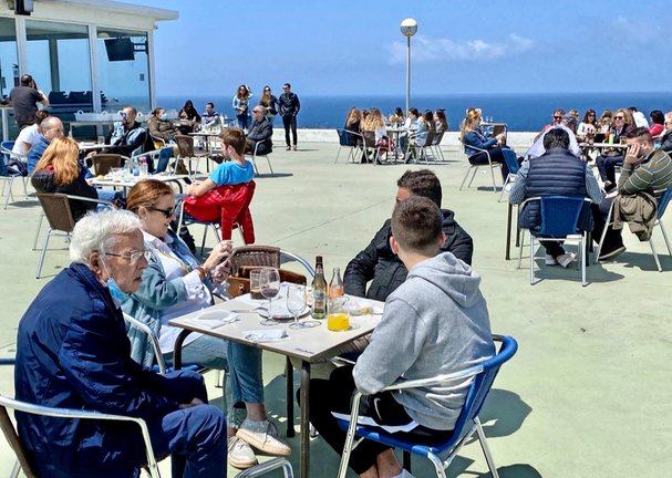 Varias personas disfrutan de la soleada tarde en la terraza de &#39;El Faro&#39;, Santander. / Hardy
