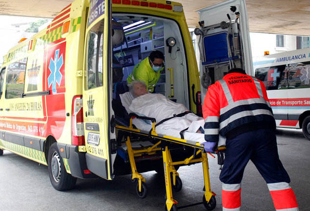 Los técnicos de Ambulancia de Urgencias del Hospital Marqués de Valdecilla, bajan a una paciente. / J. Ramón