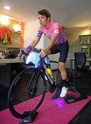 El ciclista colombiano Rigobeto Urán participó en una carrera virtual con amigos y aficionados durante la cuarentena nacional. / Luis Eduardo Noriega