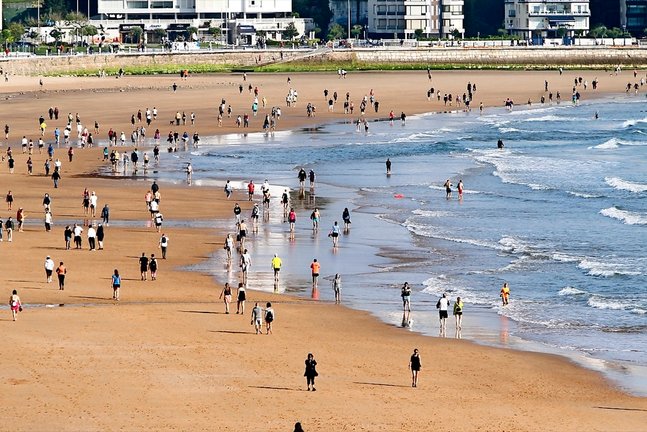 El buen tiempo animó a mucha gente a acudir a las playas. / José Ramón