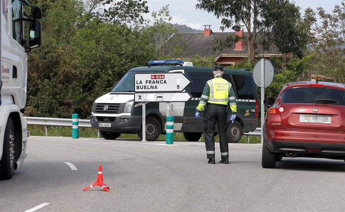 a Guardia Civil de Tráfico realiza este sábado un control en la localidad de La Franca para vigilar los accesos a los municipios de Cantabria.