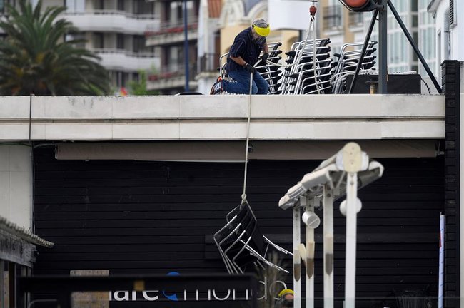 Un operario prepara una terraza para su próxima apertura en Santander. EFE/Pedro Puente Hoyos
