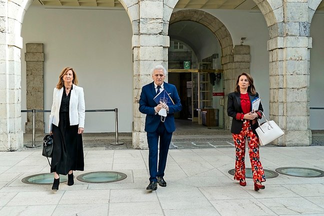 Ana Cabrero, Ángel Cuevas y Paloma Fernández, en el Parlamento regional. / ALERTA