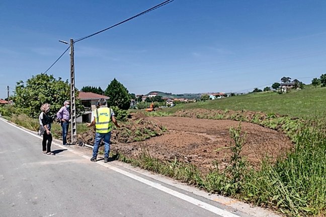 Las autoridades observan el estado de las obras del nuevo vial entre Rumoroso y Seña. / Alerta