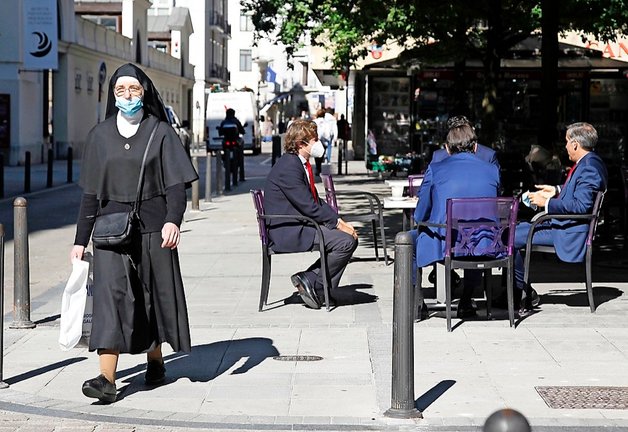 Varias personas con mascarilla por las calles de Santander. / ALERTA