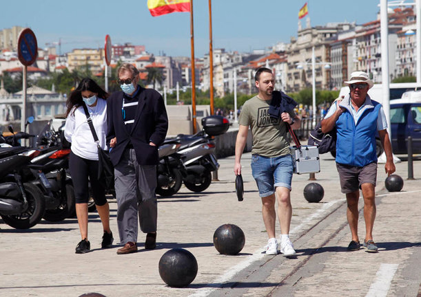 Varias personas caminan por el Paseo marítimo de Santander. / J.Ramón