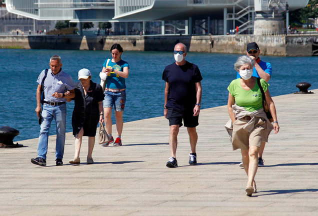 Varias personas caminan por el paseo marítimo de Santander. / J. RAMÓIN