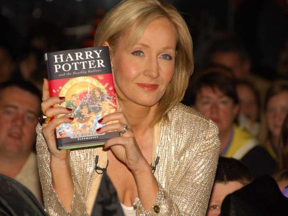 La escritora J.K Rowling posa con uno de sus libros de &#39;Harry Potter&#39;.