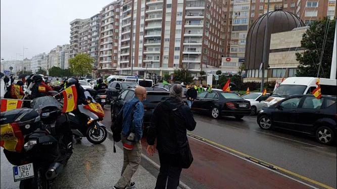 Simpatizantes de Vox en la manifestación en coche por las calles de Santander.