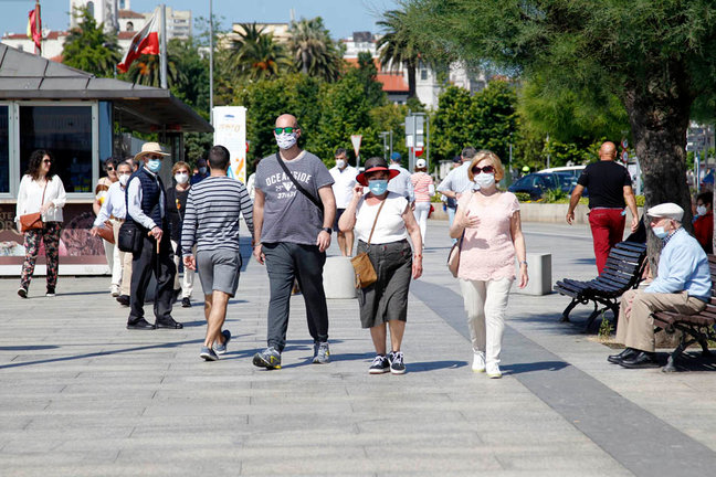 Varias personas caminan por el Paseo Pereda de Santander. / J. Ramón