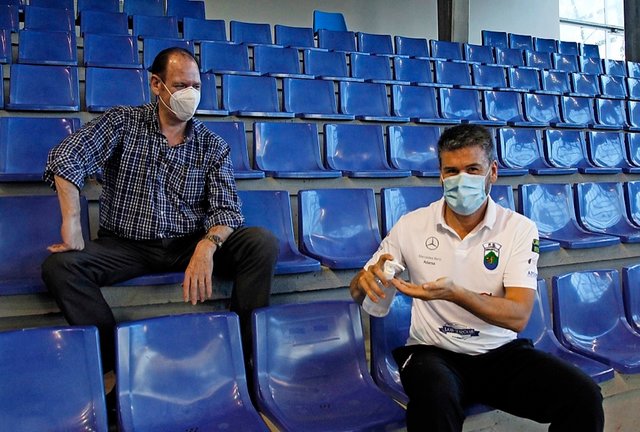 Rubén Haya se desinfecta las manos con gel hidroalcohólico antes de comenzar el entrenamiento. / José Ramón