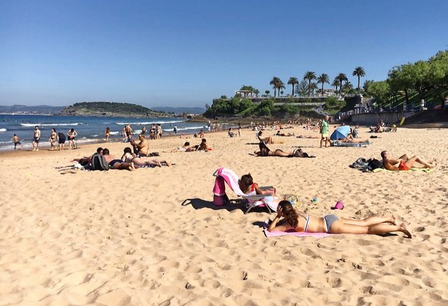 Ciudadanos disfrutando ayer de la playa en El Sardinero. / José Ramón