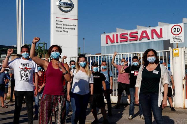 La alcaldesa de Barcelona Ada Colau (d) y la de Montcada y Reixac, Laura Campos (i), durante la visita que han realizado para solidarizarse con los trabajadores en huelga en la planta de Nissan en Montcada i Reixac. EFE/ Quique García