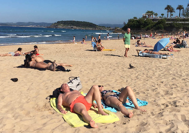 Varias personas disfrutan de la playa en el Sardinero, Santander. / J. Ramón