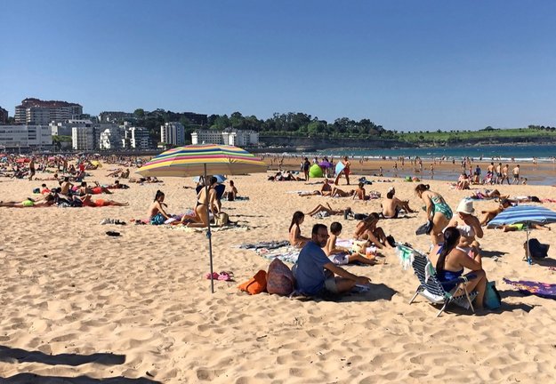 Varias personas disfrutan de la playa de El Sardinero en Santander. / HARDY