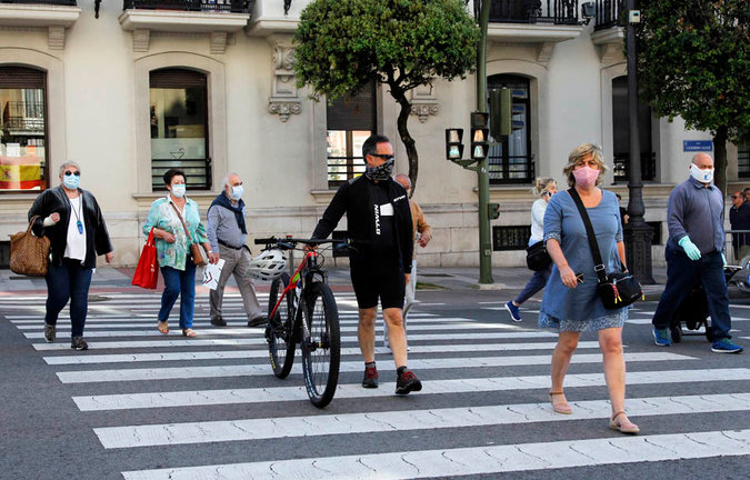 Varias personas con mascarillas cruzan un paso de cebra en la zona de Puertochico en Santander. / J.Ramón