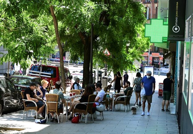 Imagen de terrazas de bares en el madrileño barrio de Lavapies, hoy Sábado, en el primer fin de semana en el que Madrid se encuentra en fase 1 de desescalada. EFE / Victor Lerena
