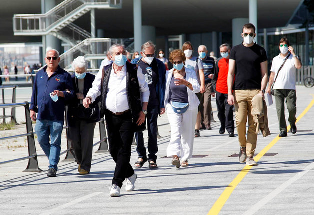 Varias personas con mascarilla caminan por el Paseo Pereda de Santander. / J. Ramón