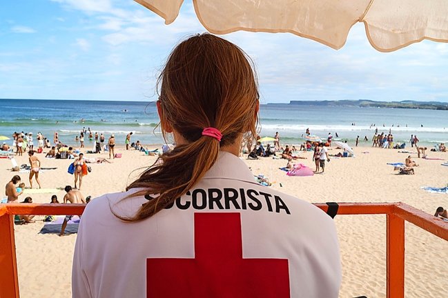 Una socorrista de Cruz Roja vigilando una playa. / alerta