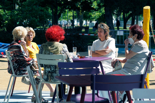 Un grupo de mujeres disfrutan de la terraza en los Jardines de Pereda, Santander./ J. Ramón