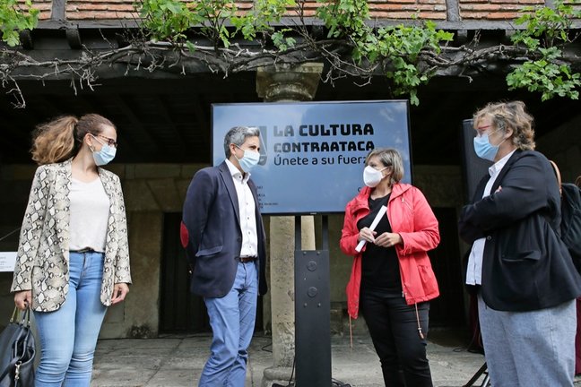 Zoraida Hijosa, Pablo Zuloaga, Esther Bolado y Gema Agudo ayer en el Museo Etnográfico. / ROMERO