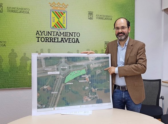 El concejal José Luis Urraca presentando la zona donde se ubicará el parque canino. / alerta