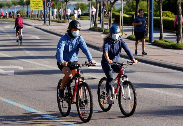 Dos ciclistas con mascarilla por la calle Reina Victoria en Santander. / José Ramón