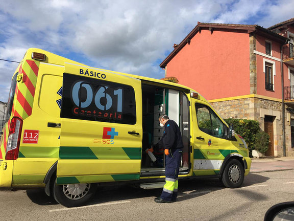 Un operario del O61 en Cantabria inspecciona la ambulancia, en Torrelavega. / S.D.