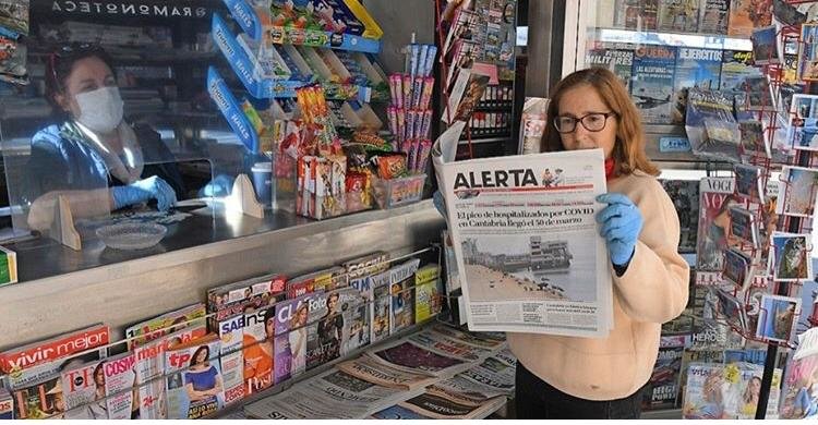 Una persona ojea un ejemplar de ALERTA en un kiosko de Santander. / Cubero / ARCHIVO