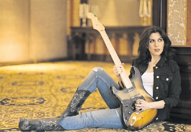 Susan Santos y su guitarra son inseparables.