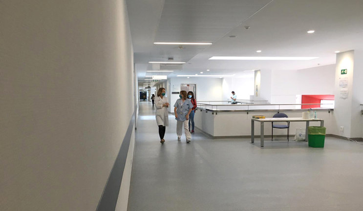 Dos sanitarios caminan por un pasillo del Hospital Marqués de Valdecilla en el día de hoy. / S.D.
